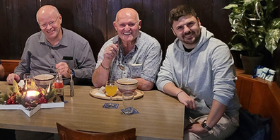 Othmar Büeler, Gemeindepräsident Schübelbach, und die zwei Schirmherren des Projekts, Ulrich Jakob und Kantonsrat Lukas-Fritz Hüppin, beim Suppe löffeln (v.l.).