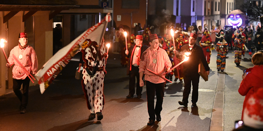 Fasnachtsstart in March und Höfen: im Bild der Umzug in Lachen.