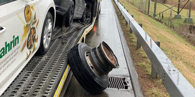 Das vom Radverlust betroffene Sattelmotorfahrzeug und das weggerollte Rad im Bereich der Einfahrt Bilten.