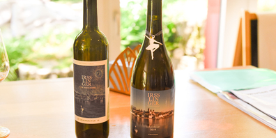 Rechts die Flasche mit dem Wellentänzer, in der linken Flasche ist der Wein, der herkömmlich im Fass gelagert wurde.
