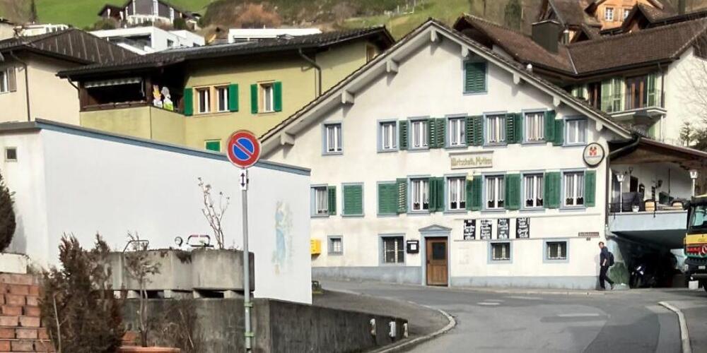 Die Dorfbachstrasse in der Gemeinde Schwyz muss während zwei Jahren saniert werden.