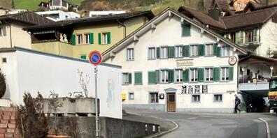 Die Dorfbachstrasse in der Gemeinde Schwyz muss während zwei Jahren saniert werden.