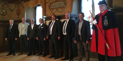 Bezirksammann Paul Baumann, Gemeindepräsident Stefan Abt (Schübelbach, bisher), Gemeindepräsident Pius Kistler (Vorderthal, bisher), Gemeindepräsident Peter Marty (Lachen, bisher), Gemeindepräsident Emil Woodtli (Lachen, neu), Gemeindepräsident Othmar Büeler (Schübelbach, neu), Gemeindepräsident Ulrich Diethelm (Vorderthal, neu), Bezirksweibel Herbert Mächler. (Bild zvg)