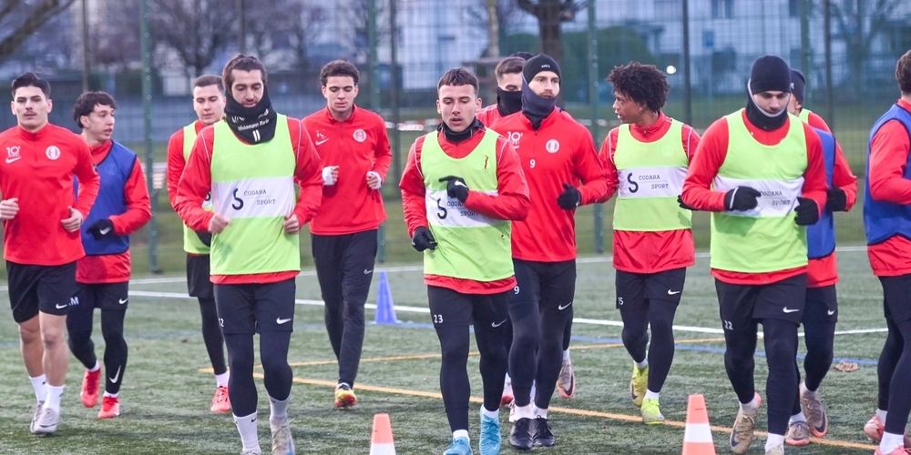 Trainingsauftakt für die Spieler. In der Rückrunde der Promotion League bläst der FCRJ zur Aufholjagd.