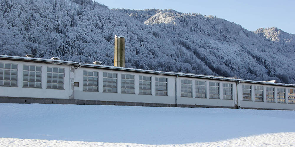 Dieses ehemalige Fabrikgebäude in Buttikon wird abgerissen.