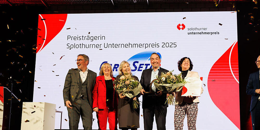 Die Vertreterinnen und Vertreter der Cartaseta AG freuen sich über den Solothurner Unternehmerpreis.