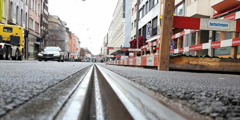 Noch vor dem ESC sollten die Tramgleise in der Clarastrasse fertig saniert sein. Offen ist aber noch ein hängiges Plangenehmigungsverfahren.