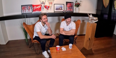 Die beiden Lakers-Stürmer Sandro Zangger (l.) und Gian-Marco Wetter ermitteln den Schlaumeier unter sich.