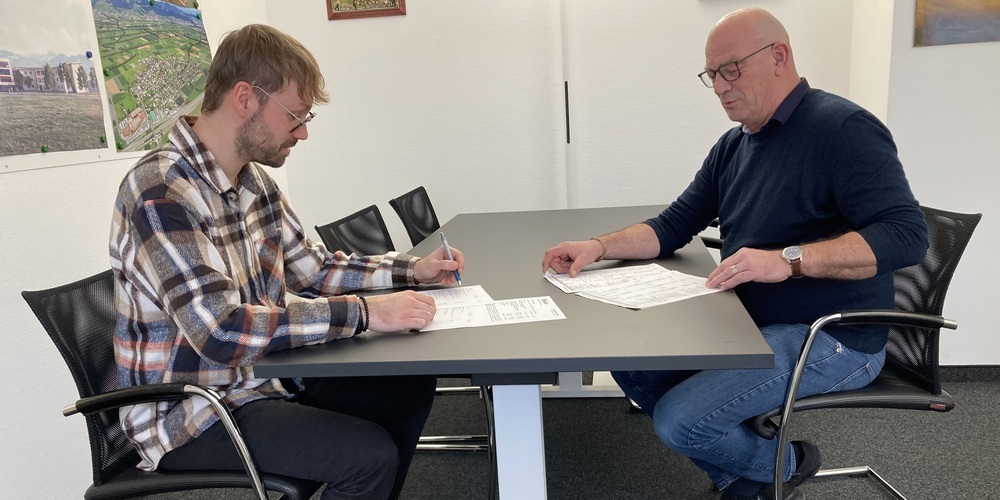 Steuersekretär André Thalmann und Gemeindepräsident Rolf Huber besprechen das erfreuliche Ergebnis