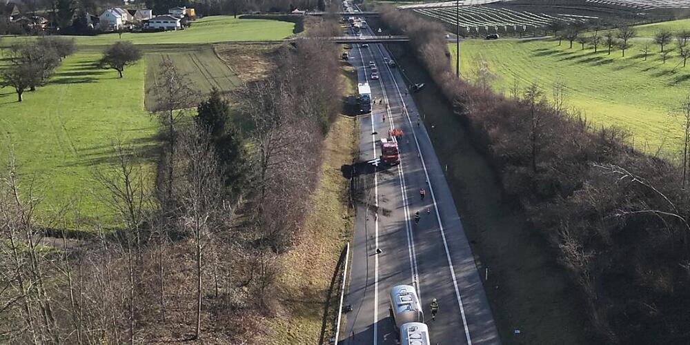 Ein Autofahrer ist auf der A23 bei Steinach SG auf die Gegenfahrbahn geraten und mit einem entgegenkommenden Tanklastwagen kollidiert.