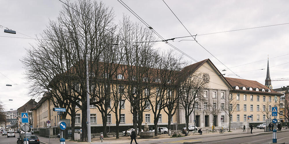 Das Zürcher Bezirksgericht verhandelt den Fall eines 63-Jährigen, der im Mai 2022 eine Staatsanwältin mit Faustschlägen traktiert haben soll. (Symbolbild)