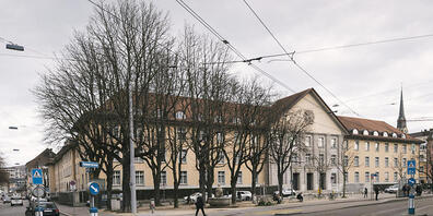 Das Zürcher Bezirksgericht verhandelt den Fall eines 63-Jährigen, der im Mai 2022 eine Staatsanwältin mit Faustschlägen traktiert haben soll. (Symbolbild)
