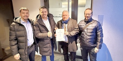 Die Gebrüder Besnik und Bujar Emini (Inhaber BEMIX Immobilien AG), Stadtpräsident Thomas Niederberger und Stadtschreiber Michael Stahl bei der Beurkungung.