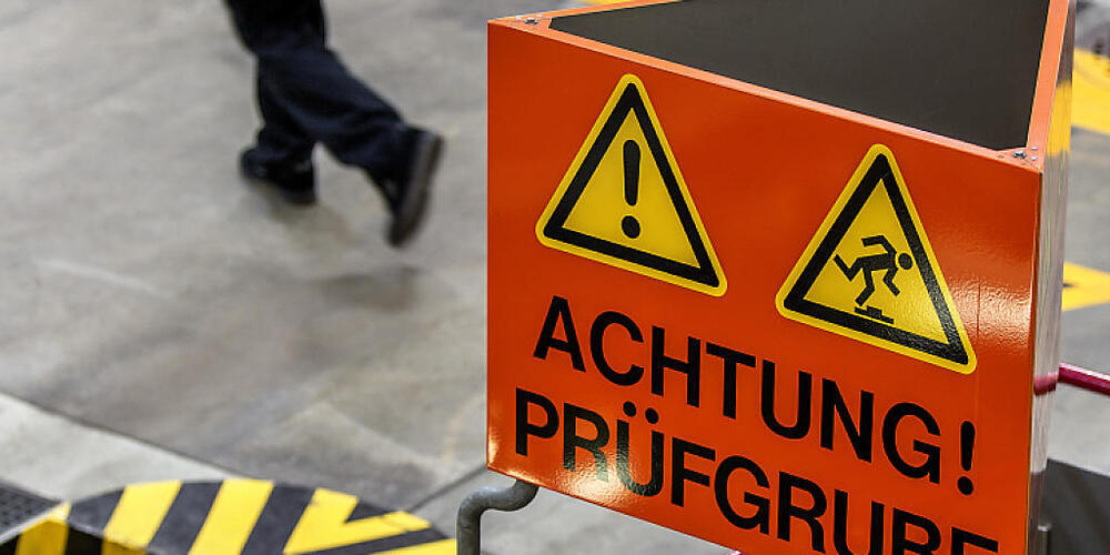 Ein Lastwagenchauffeur stürzte in Schaffhausen in eine Prüfgrube. (Symbolbild)