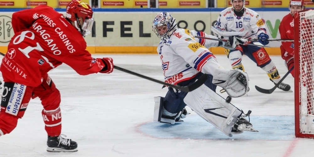 Hier bleibt Kloten-Goalie Ludovic Waeber im Duell gegen Inaki Baragano Sieger. Doch am Schluss jubeln die Lakers.