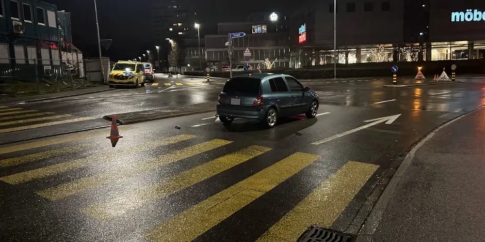 Die Kantonspolizei Schwyz hat wegen des Unfalls die Gwattstrasse in Pfäffikon eine Stunde gesperrt.