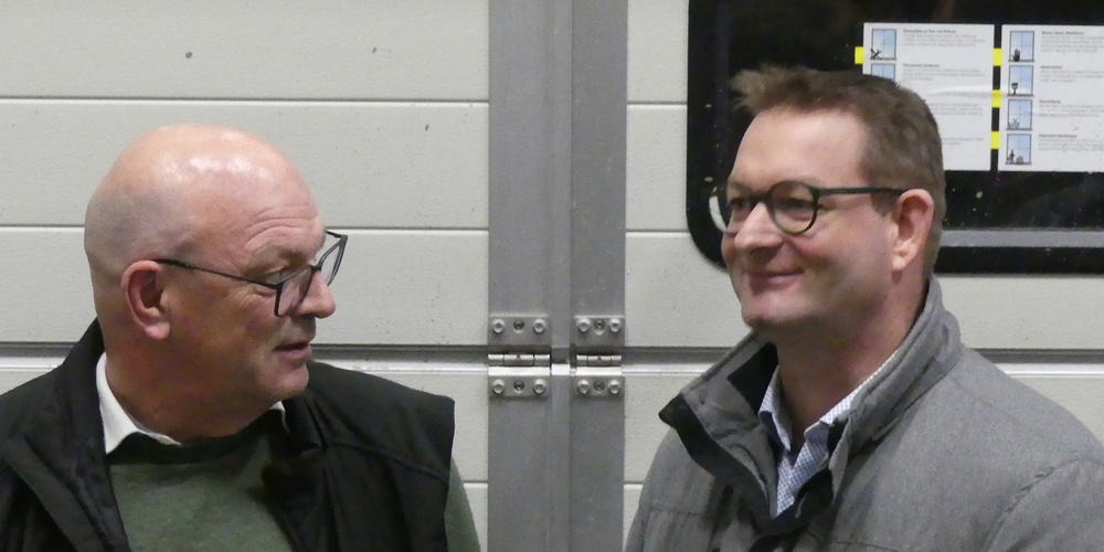 Der Oberrieter Gemeindepräsident Rolf Huber und FDP-Rheintal-Präsident Peter Nüesch bei der Besichtigung des neue Betriebsgebäudes des «Fahrmaadhofs»