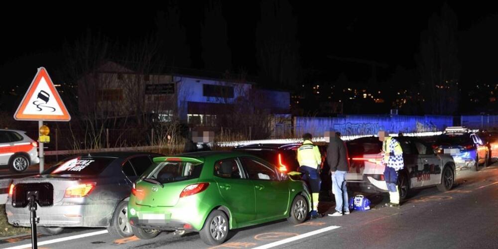Sechs Personen wurden bei einer Massenkarambolage in Zizers GR verletzt.