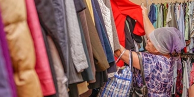 Wohin gehen die gebrauchten Kleider? Die Stadt Zürich will sie in der Schweiz behalten.