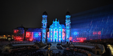 Die professionelle Lichtshow an der Klosterfassade in Einsiedeln steht unter dem Oberthema «Wunder».
