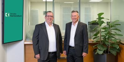 Der neue Niederlassungsleiter Claudio Casal (l.) und sein Vorgänger Felix Eberhard in der St.Galler Kantonalbank in Schänis.