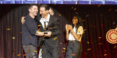 Haben Grund zur Freude: Nico Arn, musikalischer Komiker und komischer Musiker, Michael Vogt, General Director Einstein und Reena, Komikerin