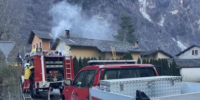 Die Feuerwehr konnte den Brand in diesem Haus in Lostallo GR auf nur einen Raum begrenzen.