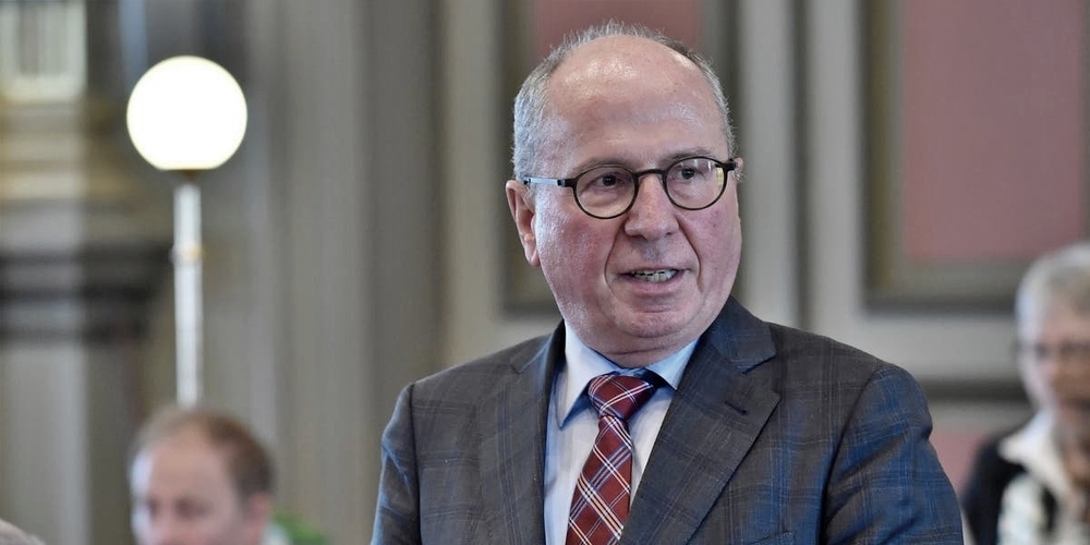 Nach seinem schweren Sturz im Herbst kehrt Regierungsrat Fredy Fässler ab sofort bis 31. Mai 2023 wieder ins Regierungspräsidium zurück. (Archivbild)