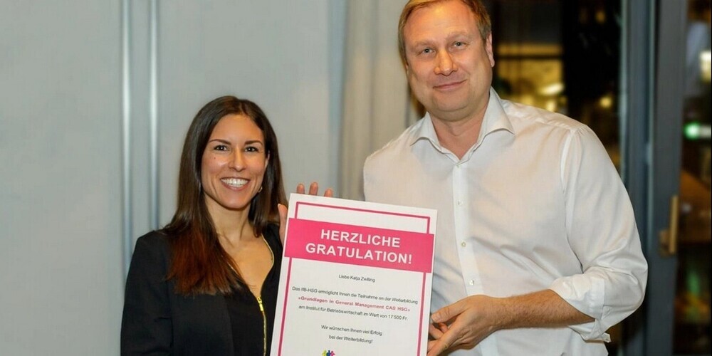 Gewinnerin Katja Zwilling und Volker Stadlmüller, Leiter IfB Weiterbildung HSG & Vize-Direktor am IfB