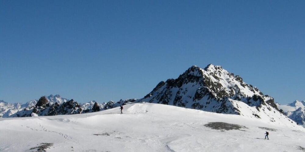 Unterhalb des Madrisahorns bei Klosters GR wird eine alpine Photovoltaikanlage gebaut. Eine Firma aus Münchenstein BL erhält den Zuschlag für die Solarmodule. (Archivbild)