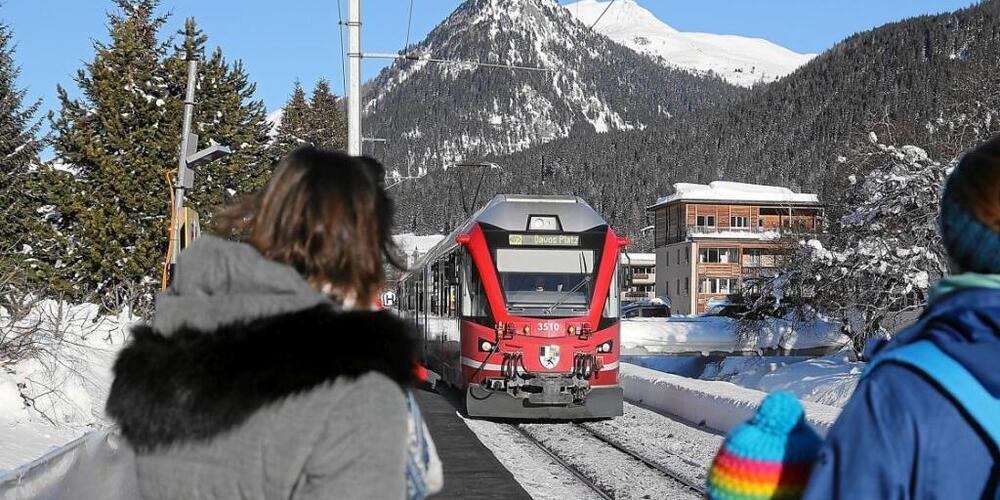 Drei zusätzliche Shuttlezüge pro Stunde verkehren während des WEF in Davos. Sie halten auch an der temporären Haltestelle beim Kongress.