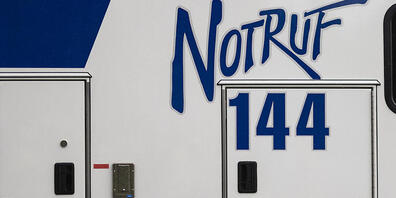 Die schwer verletzte E-Bikerin wurde mit der Ambulanz ins Spital gefahren. (Archivbild)