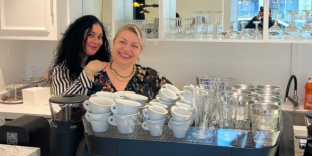 Petek Yalcinkaya (links) und ihre Mutter betreiben das Café am Bahnhof in Hinwil.