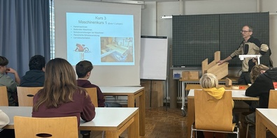Zimmermeister Andreas Manser führt die Mädchen und Knaben in den Beruf der Zimmerleute ein.