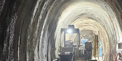 Der Arbeiter wurde zwischen der Tunnelwand und der Betonspritzmaschine eingeklemmt und mittelschwer verletzt.