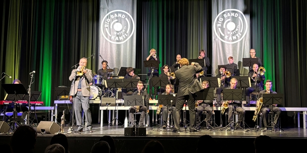 Ein Wunsch geht in Erfüllung: Die Big Band Kanti Wattwil mit Solist Bert Joris (l.) auf der Bühne.