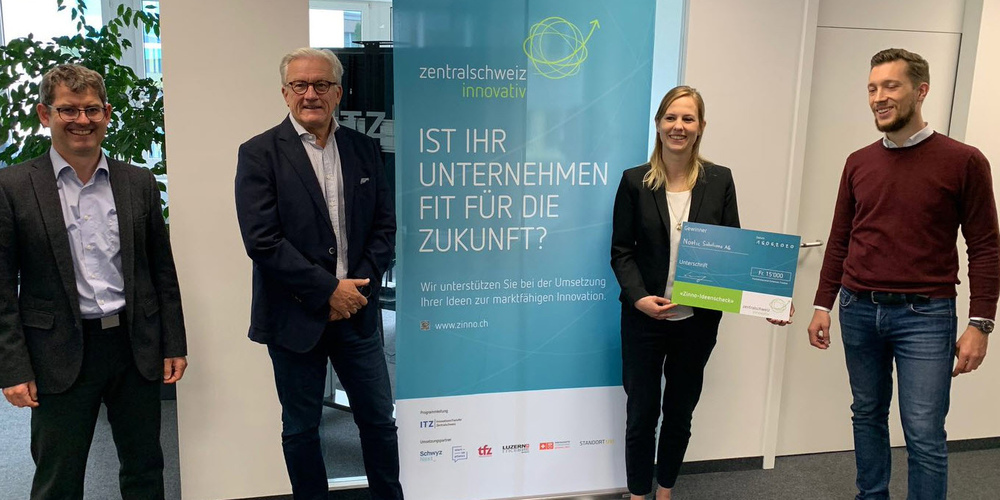 Andreas Weber, Coach «Zentralschweiz innovativ», und Bruno Imhof, Geschäftsführer ITZ/Programmleiter «Zentralschweiz innovativ», übergeben den «Zinno-Ideenscheck» an Lisa Kropf und Tobias Minder von Nostic Solutions AG (v. l.). (Bild zvg)