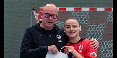 HSCK-Präsident Patrick Müller war fast überall an vorderster Front anzutreffen. Hier bei der Ehrung der Raiffeisen-Best-Playerin of the Match, Pashke Marku.