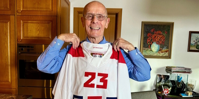 Der knapp 94-jährige Werner Kunz spielte 1949 bis 1965 beim SCR, war zu Beginn der 1960er Jahre Captain und hält das Retro Shirt aus dieser Zeit.