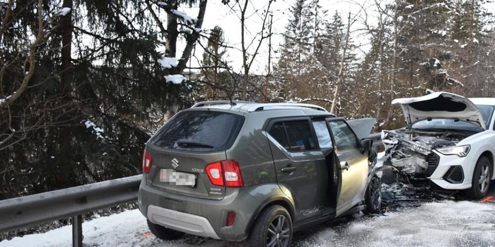 Bei einer Frontalkollision auf der Oberalpstrasse bei Flims GR verletzten sich am Dienstag zwei Frauen.