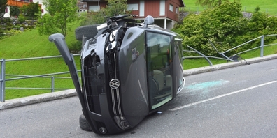 Durch Wucht des Zusammenpralls mit dem Geländer überschlug sich das Auto und kam auf der Seite zu liegen.