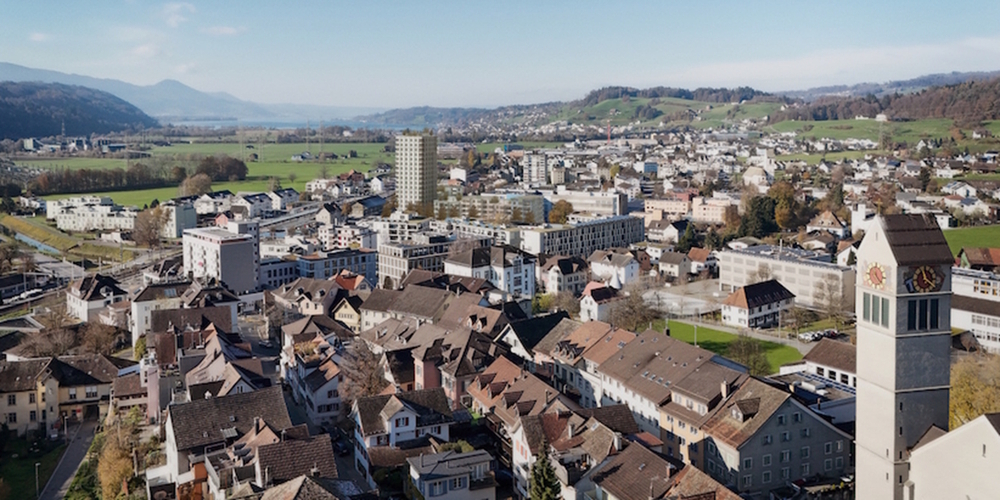Blick über das Städtli in Richtung Bahnhof Uznach. In der Bildmitte der neu vorgesehene Hochpunkt des Rapperswiler Büros Raumfindung, gleich rechts davon das als Bestandteil des Uzner Zentrums auf dem Streuli-Areal entstehende Quartier.
