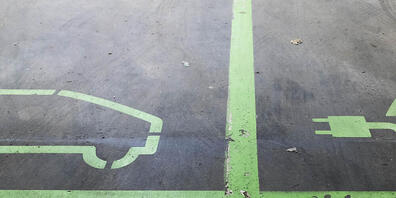 Der Kanton Obwalden will neu den Bau von Elektroautoladestationen fördern. (Symbolbild)