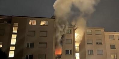Im mittleren Hausteil hat sich aus noch unbekannten Gründen ein offenes Feuer entwickelt.