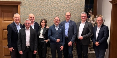 Eigentümerwechsel bei der Verzinkerei Oberuzwil AG. Im Bild. v. l.: Christoph G. Wasserer, Roger Reifler, Kai Seppeler, Nina Seppeler, Markus Schneider, Stefan Neese, Thomas Weise, Gregor Taeschler. Bild: pd. / uzwil24.ch