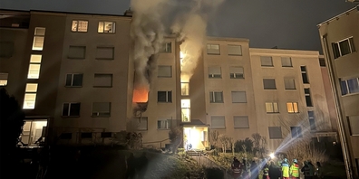 Im mittleren Teil des Mehrfamilienhauses musste die alarmierte Polizei-Patrouille ein offenes Feuer feststellen.