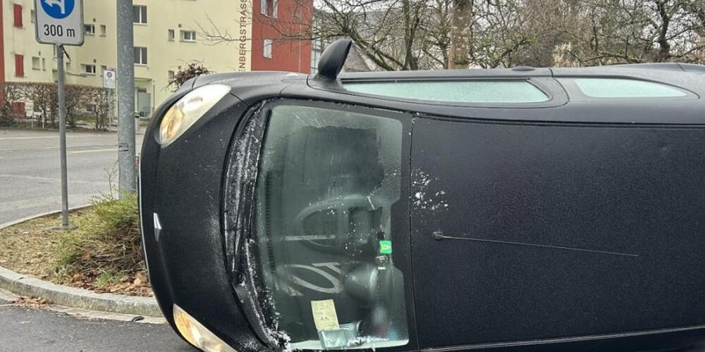 Die Schaffhauser Strassen waren am Mittwoch besonders rutschig. Verletzt wurde aber niemand, auch nicht der Lenker dieses Autos, das auf der Seite landete.