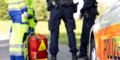 Der 25-Jährige war gemäss der Polizei zuerst durch den Rettungsdienst versorgt worden, bevor er ins Spital geflogen wurde. (Symbolbild)