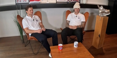 Die beiden schwedischen Lakers-Stürmer Malte Strömwall (l.) und Pontus Åberg duellieren sich im Fragespiel – mit einem klaren Sieger.