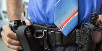 Die Polizei sucht Zeugen, die am Mittwochabend in Grenchen den Überfall von vier Männern auf einen Hundespaziergänger beobachtet haben. (Symbolbild)